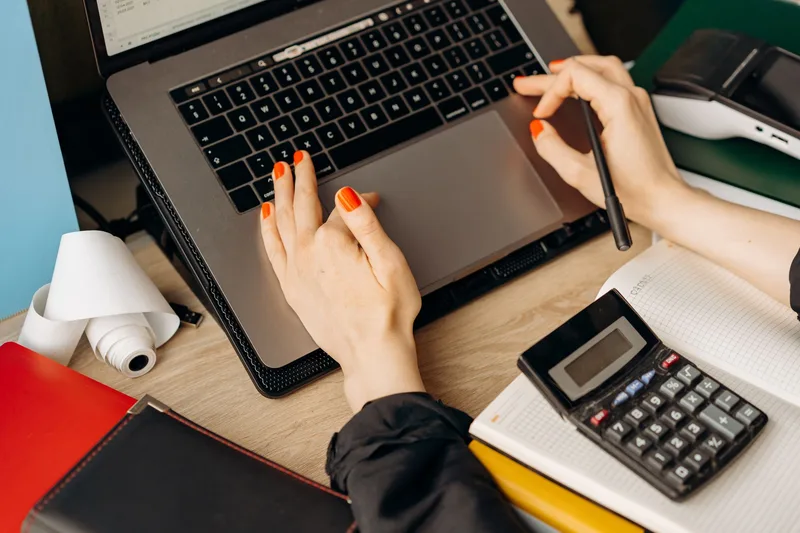 Comparison chart of QuickBooks Online, Xero, and Wave bookkeeping software showing features and pricing