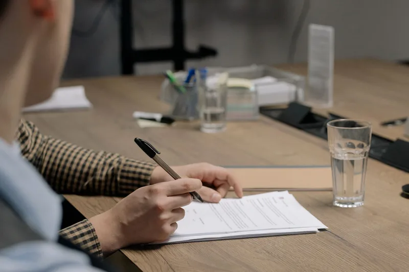 Person reviewing a VA retainer contract on a laptop, highlighting key rate terms